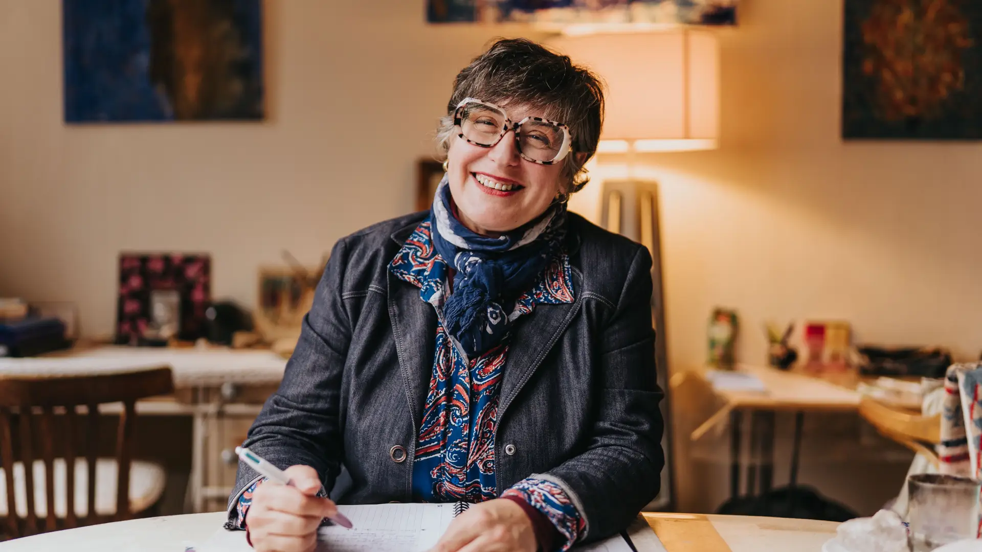 Virginie ROUZEAU à Saint-Marcel-sur-Aude assis à son bureau avec un air accueillant